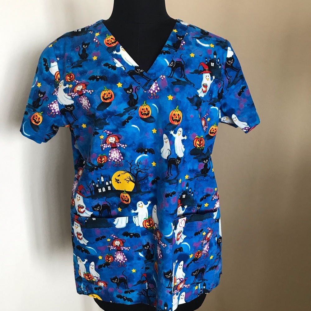 Women’s nurses scrub top size Small sparkling Halloween print NWOT. Cotton
